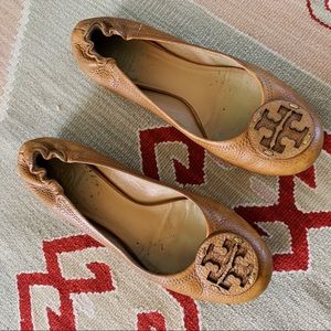 Tory Burch reva tumbled logo flat in caramel